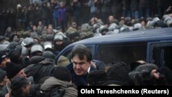 Украинанын коопсуздук кызматынын Михаил Саакашвилини кармап кетүү аракети майнапсыз аяктап, саясатчыны тарапташтары бошотуп кетишкен. Киев, 5-декабрь, 2017-жыл.