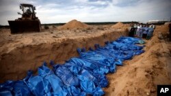 دفن اجساد بیرون آورده‌شده از بیمارستانی در خان یونس در ماه نوامبر