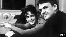 میلان کوندرا در کنار همسرش، ورا، دو سال پیش از ترک پراگ