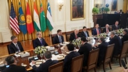 Președintele american Donald Trump și alți înalți oficiali americani s-au întâlnit cu liderii Kazahstanului, Kârgâzstanului, Tadjikistanului, Turkmenistanului și Uzbekistanului la Casa Albă. 6 noiembrie 2025.