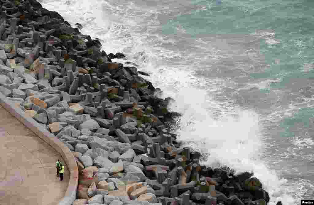 Волны обрушиваются после предупреждения местных властей о цунами после землетрясения у Камчатки, что привело к предупреждениям и эвакуации людей в южной части Тихого океана, Вина-дель-Мар, Чили, 30 июля 2025 года. REUTERS/Rodrigo Garrido