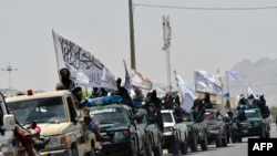 Tálib harcosok ünneplik a nemzetközi erők kivonását Kandahárban 2021. szeptember 1-jén