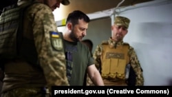 Volodimir Zelenski (centru), în vizită pe poziții ale trupelor ucrainene în regiunea Donețk, 5 iunie 2022