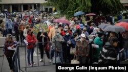 Tot mai mulți români merg în aceste zile să se vaccineze, sunt cozi la mai multe centre de vaccinare din Capitală și din marile orașe ale României