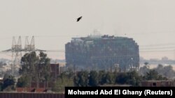 От далеч корабът изглежда като огромна многоетажна сграда