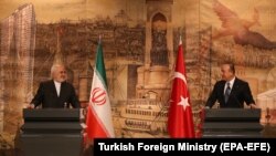 Глава МИД Ирана Мохаммад Джавад Зариф со своим турецким коллегой Мевлютом Чавушоглу