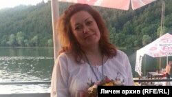 Мария Тенчева, чийто баща почина от коронавирус след като не получи медицинска помощ, на свой ред е с COVID-19. Тя ще заведе едно от първите дела срещу държавата, допуснала хаоса в здравеопазването по време на пандемията.