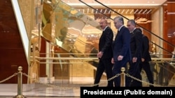 Әзербайжан президенті Илхам Әлиев, Өзбекстан президенті Шавкат Мирзияев және Түркіменстан халк маслахаты төрағасы Гурбангулы Бердімұхаммедов Авазадағы үшжақсы саммитте. Түркіменстан. 22 тамыз, 2025 жыл.