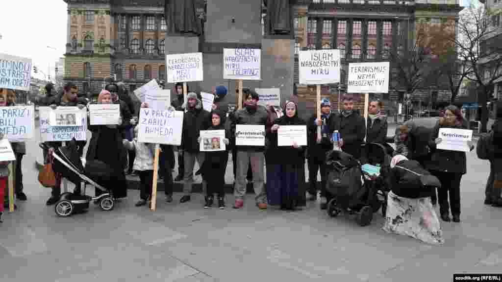 جمهوری چک؛ گروهی از مسلمانان ساکن پراگ در حمایت از قربانیان شارلی ابدو و مخالفت با تروریسم در پراگ گرد آمدند.