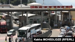 Официальных комментариев турецкой стороны в связи с продолжающимися проблемами на границе не последовало. Но введение Анкарой режима чрезвычайного положения явно лишь усугубит нынешнюю ситуацию