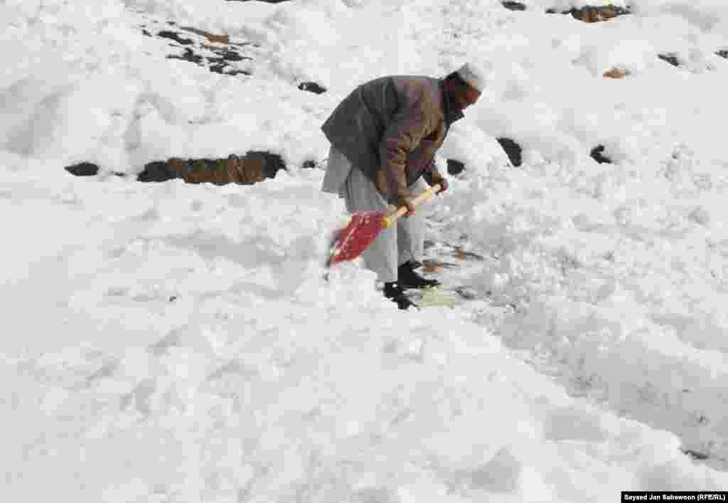 Aфганистан. Мужчина расчищает дорогу. 