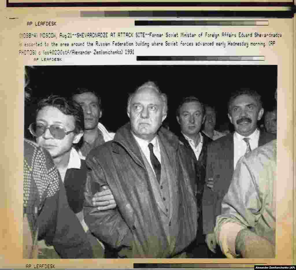 Bivši šef diplomatije SSSR-a Edvard Ševarnadze 21. avgusta u poseti mestu gde su sovjetske snage ubile troje demonstranata koji su protestovali protiv puča &nbsp; 