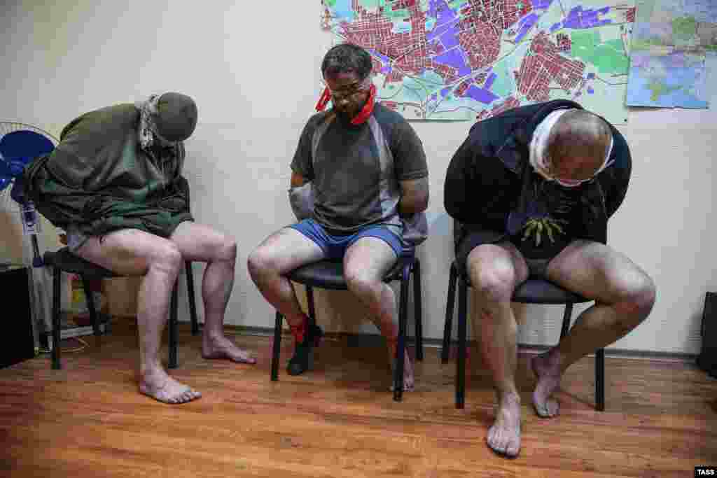 Бойовики демонструють пресі трьох співробітників СБУ захоплених у&nbsp;Горлівці, 27 квітня 2014 року