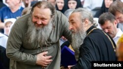 Очолювана митрополитом Онуфрієм (праворуч) УПЦ (МП) оголосила про свою неучасть в об'єднавчому соборі українського православ'я