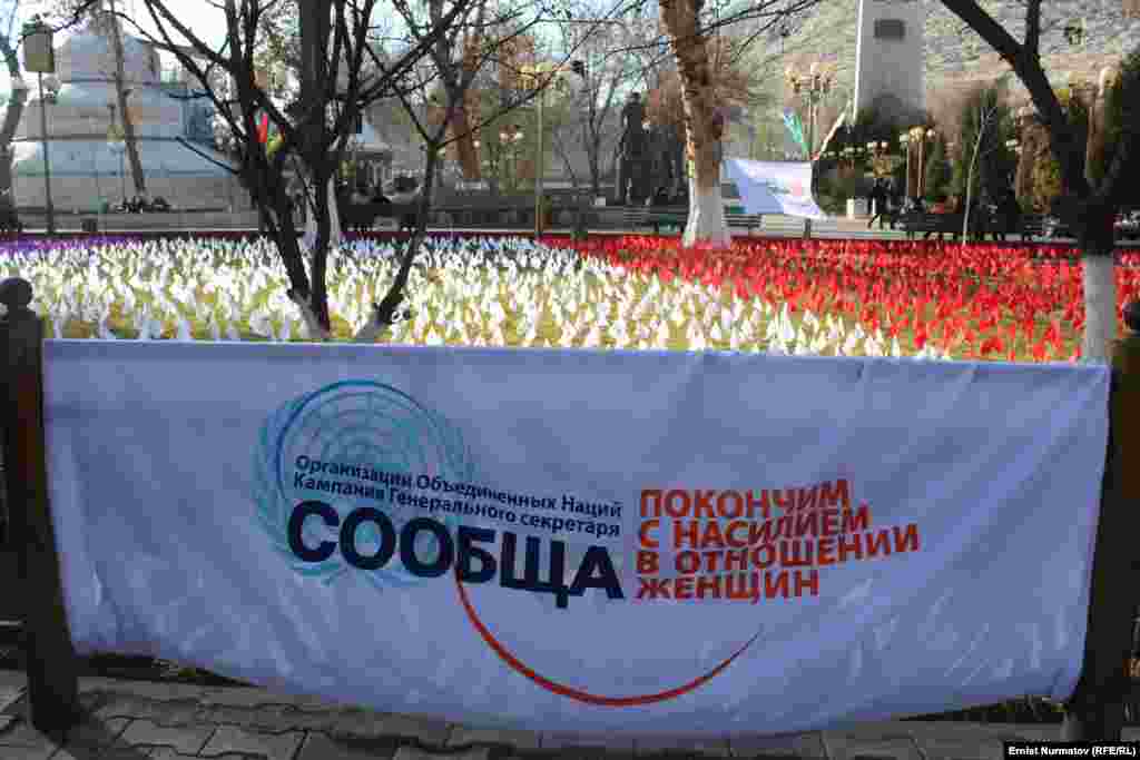 Организаторы подготовили 19 тысяч 300 флажков, каждый из которых символизирует женщину или девочку, пережившую насилие