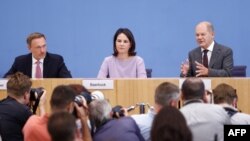 Nemački kancelar Olaf Šolc na konferenciji za novinare s liderima partija u vladajućoj koaliciji, ministarkom spoljnih poslova Analenom Berbok i ministrom finansija Kristijanom Lindnerom, 14. jun 2023.