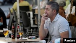 Fumatul va fi interzis pe stradă când nu poate fi asigurată o distanță de doi metri