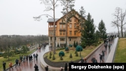 Українці оглядають резиденцію президента-втікача, 22 лютого 2014 року
