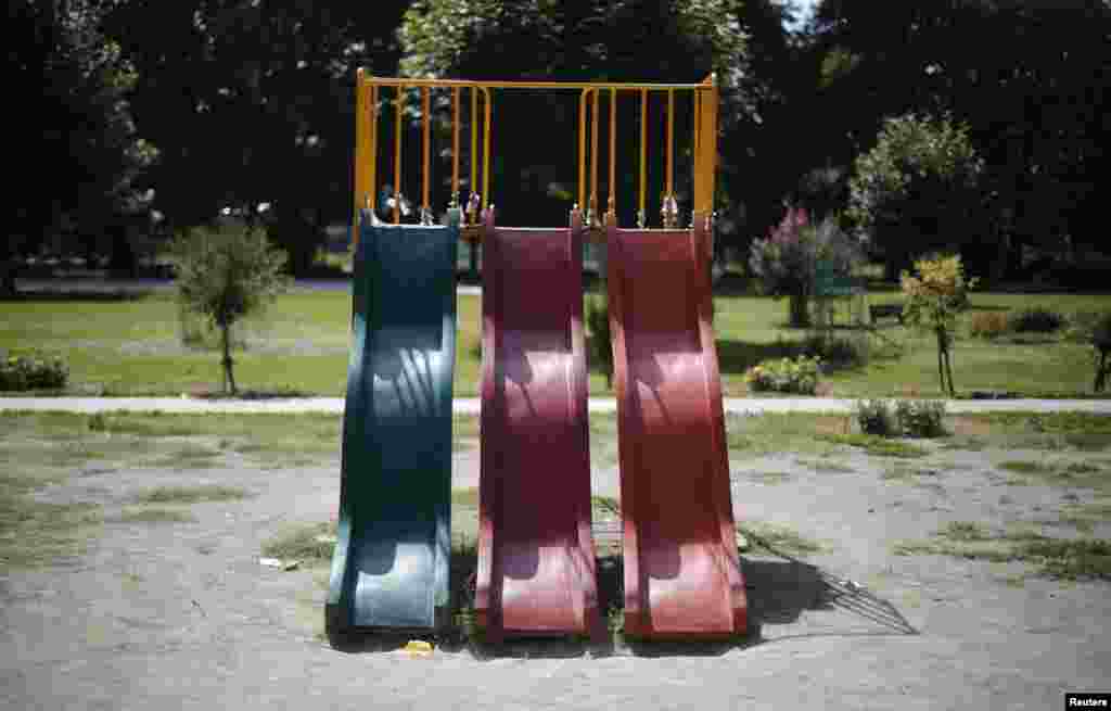 Një park i fëmijëve, por aty nuk dëgjohet asnjë zë fëmije.&nbsp;