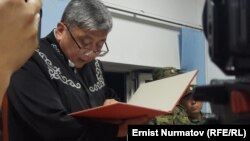 Судья Азирет Медеров.