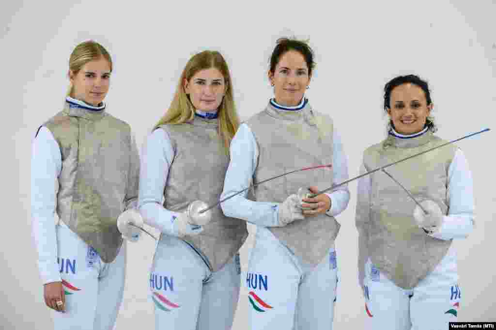 A női tőrcsapat tagjai, Kondricz Kata, Pásztor Flóra, Kreiss Fanni és Mohamed Aida a magyar olimpiai vívóválogatott nyilvános edzésén a tatai edzőtáborban 2021. július 12-én