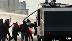 Протестувальники намагаються залізти у водомет, Мінськ, 4 жовтня 2020 року