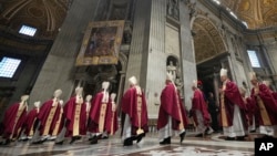 Повідомляється, що дату обрали на закритій зустрічі кардиналів після похорону папи Франциска 26 квітня