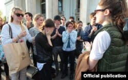 Alina Cojocaru în fața Operei Naționale de la București