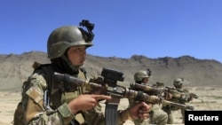 Ооган аялдарынын атайын күчтөрүнүн өкүлдөрү маөыгуу учурунда, Кабул, 11-апрель, 2012