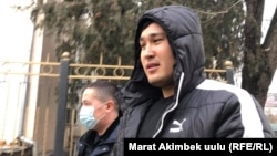 Мунарбек Сайпидинов перед входом в здание суда. 13 января 2021 года.