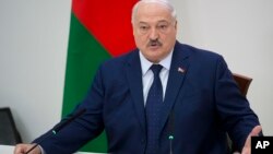 Звернувшись до віцепрем’єра Юрія Шулейка, Лукашенко сказав, що «це – майбутнє», тому «треба копати, треба дивитися, що є у нас у землі»