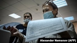 Žena glasa na glasačkom mjestu u Novosibirsku 13. septembra 2020.