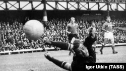 Один із найкращих воротарів в історії футболу, гравець «Динамо» (Москва) Лев Яшин