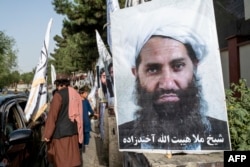 Un poster al liderului suprem al talibanilor, Hibatullah Akhundzada, este văzut de-a lungul unui drum din Kabul.