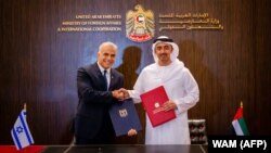 یائیر لاپید (چپ) در کنار وزیر خارجه امارات