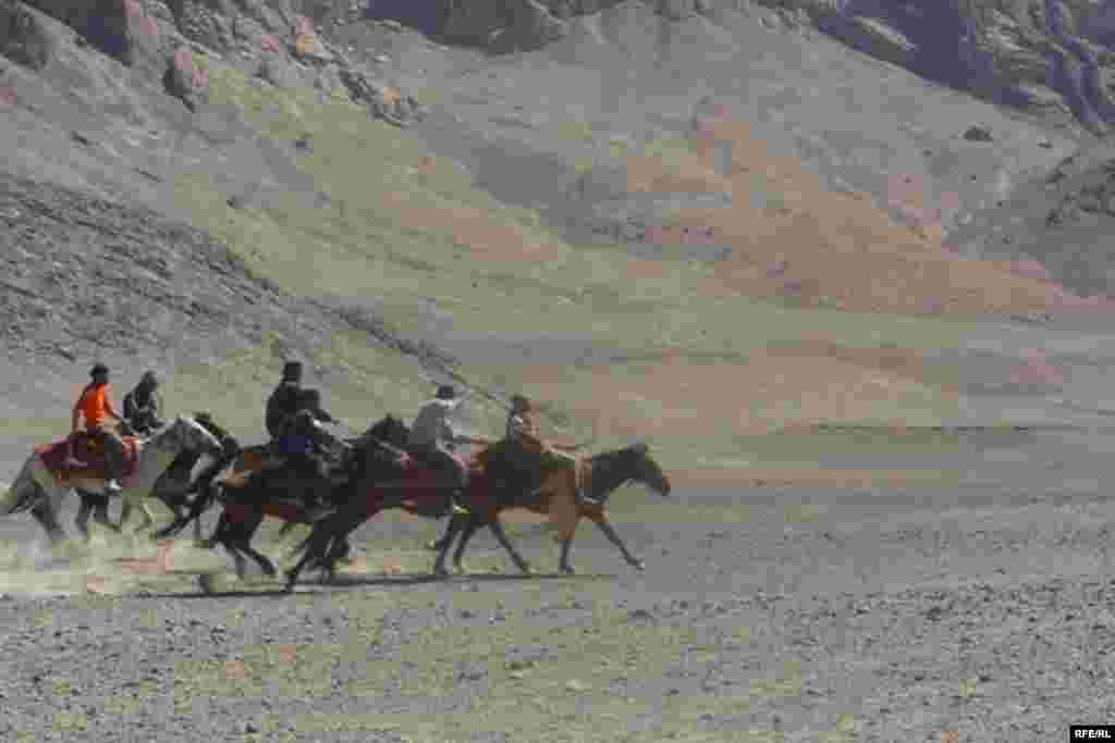 Аттардын биринчи келгени эмес, күүлүкпөй-чаалыкпай чуркаганы байге алды. - Tajikistan - Murgab, Gorno Badakhshan, Horse Festival 19July2009