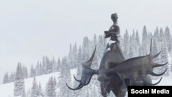 “Алтын Шория” айкелинде шор кызы багыш минип турат. Таштагол ш., Тоолуу Шор жергеси.