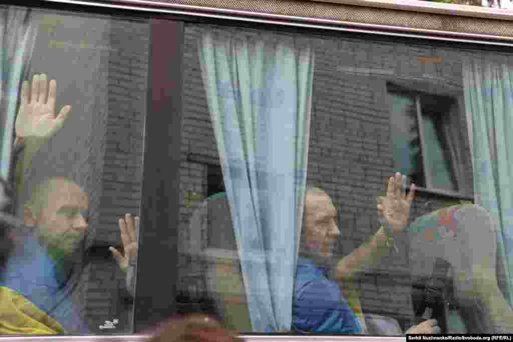 Автобус зі звільненими з російського полону українськими військовими