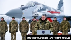 На аеродромі під Києвом президент України Петро Порошенко передав ЗСУ військову техніку