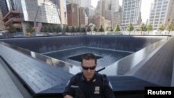 Un ofiţer din marina amricană, de gardă pe locul unde s-au aflat turnurile World Trade Center, New York, 9 septembrie 2011.