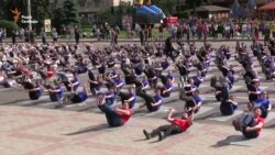 Черкащани встановили рекорд із масового качання пресу (відео)