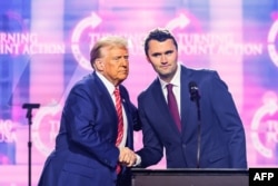 დონალდ ტრამპი და ჩარლი კირკი