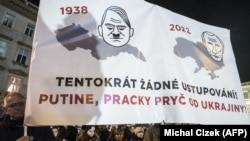 Під час акції протесту проти агресії Росії щодо України. Прага, 22 лютого 2022 року. На транспаранті напис чеською мовою: «Цього разу жодних поступок! Путіне, руки геть від України!»