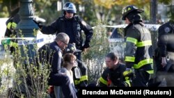 Жаракат алган айымга алгачкы көмөк көрсөтүү учуру. Төмөнкү Манхэттен, Нью-Йорк. 31.10.2017.