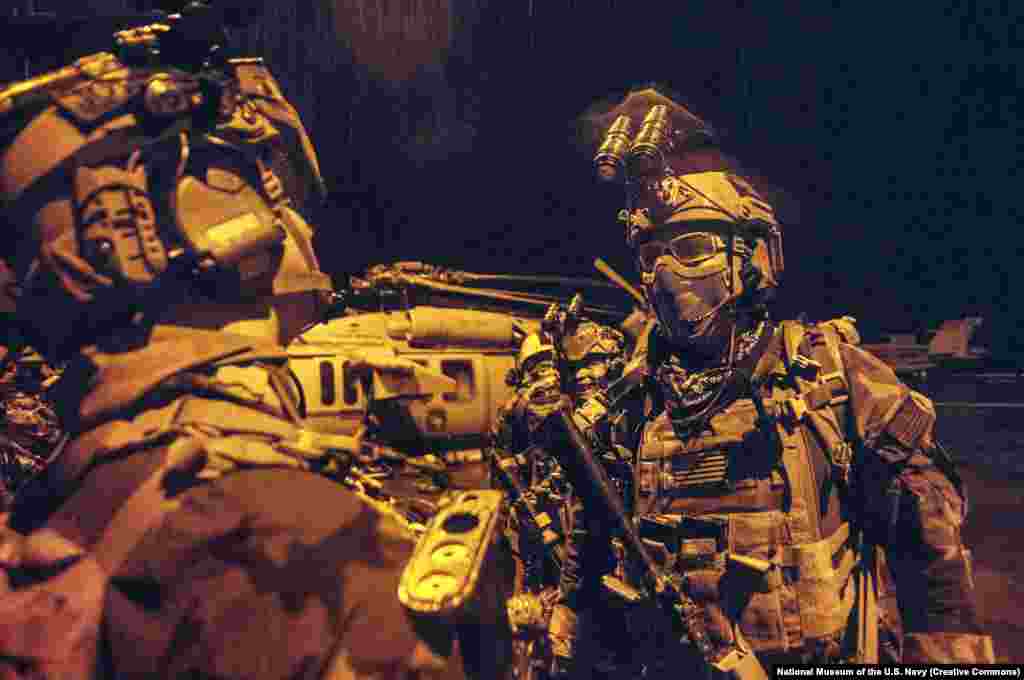 Forcat e Marinës amerikane gjatë stërvitjeve. &nbsp; Në mëngjesin e hershëm të 2 majit të vitit 2011, dhjetëra forca speciale të Marinës amerikane u dislokuan me helikopterë nga një bazë në Afganistan te kompleksi në Abotabad. Ekipet fluturuan ulët mbi tokë, për të mos u vërejtur nga ushtria e Pakistanit.