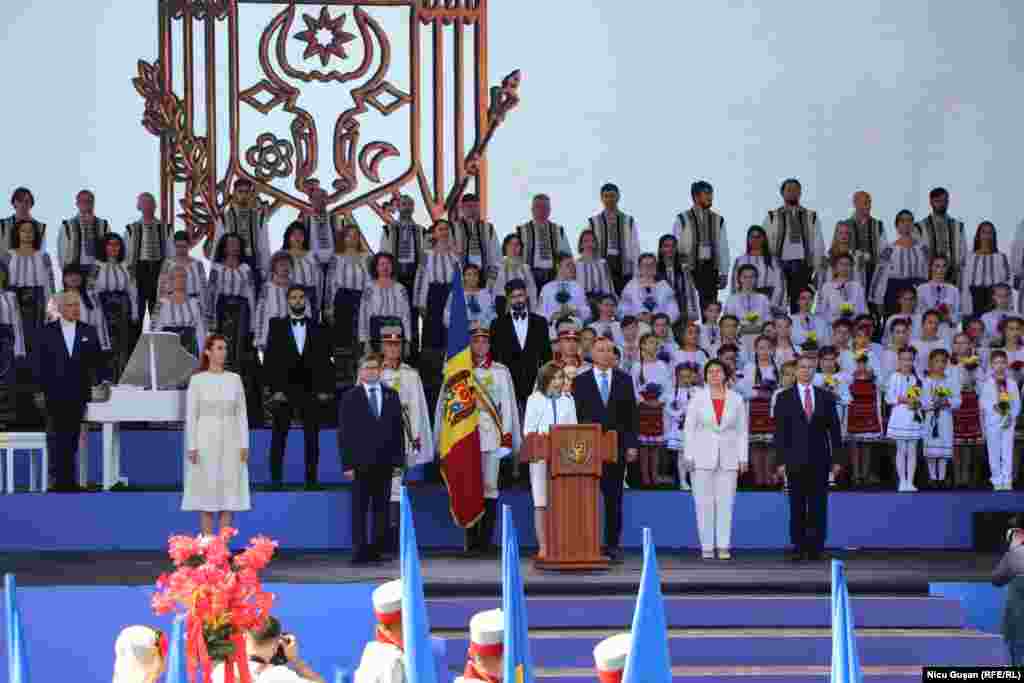 În tribună, președinta Maia Sandu și omologii săi de România, Ucraina și Polonia - Klaus Iohannis, Volodimir Zelenski și Andzej Duda -, membri ai guvernului de la Chișinău și ai delegațiilor străine