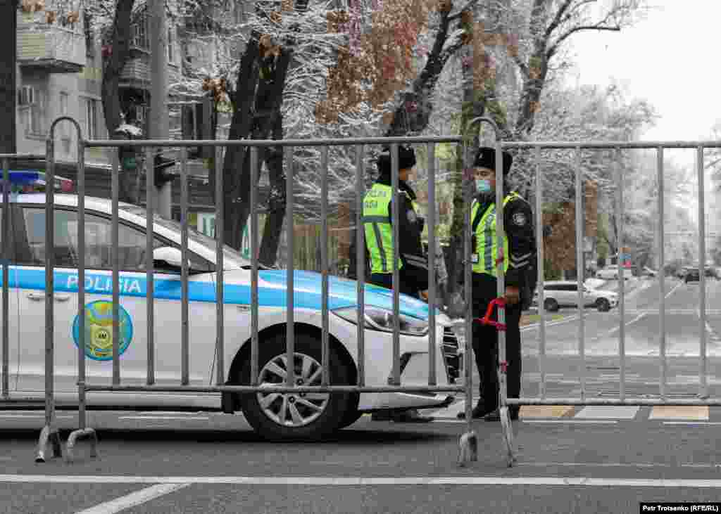 Как всегда, за мероприятием наблюдали полицейские &mdash; территорию перед зданием Национальной академии наук с двух сторон перегородили решетками. В этот раз полицейских было меньше, чем на прошлом митинге, организованном правозащитниками Бакытжан Торегожиной и Галымом Агелеуовым.