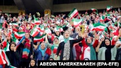 ФИФАнын басымы менен 2019-жылы бийлик Тегерандагы "Азади" стадионуна 4000дей аялга кирүүгө уруксат берген. 10-октябрь, 2019-жыл.
