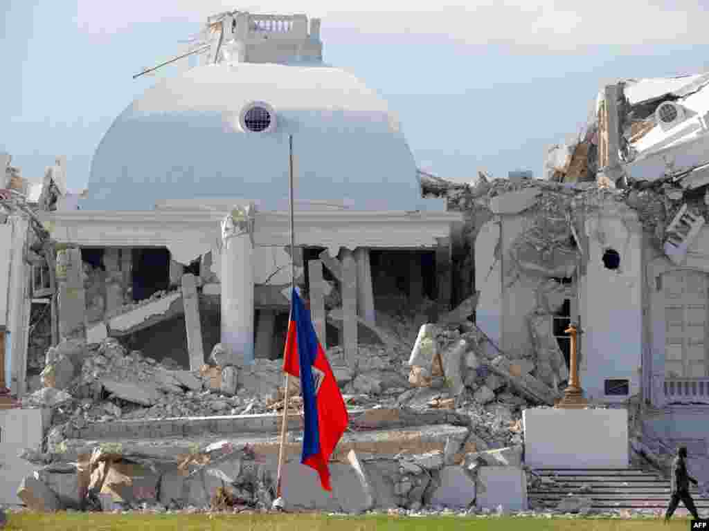 Nacionalna zastava na srušenoj predsjedničkoj rezidenciji je na pola koplja, 20.01.