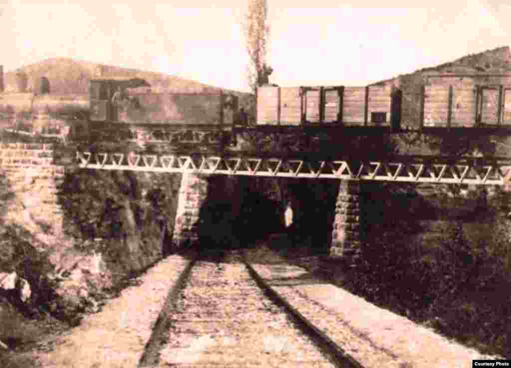 Првата железничка пруга во Македонија, од Солун до Скопје, е изградена во 1873 година.